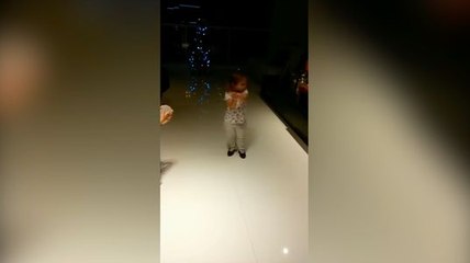 Cette petite fille adore danser le flamenco !