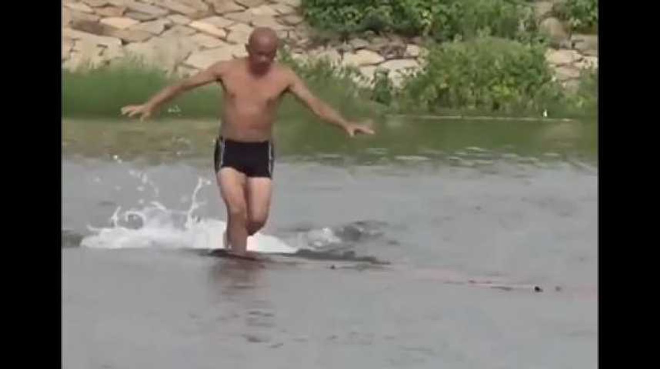 Un moine Shaolin réalise l’exploit de marcher sur l’eau ! (Vidéo)
