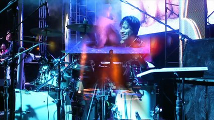 Music video for El Oso Polar performed by Nelson Kanzela.