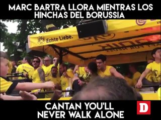 Marc Bartra llora mientras los hinchas del Borussia cantan You'll Never Walk Alone