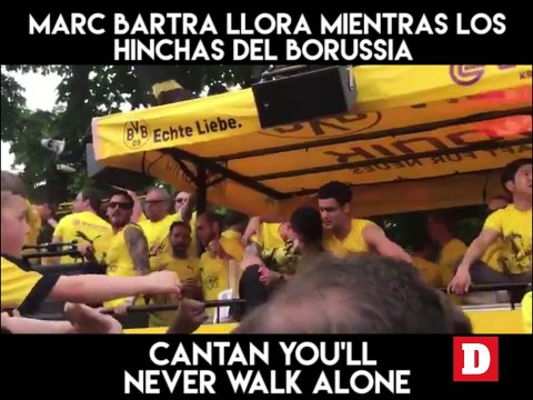 Marc Bartra llora mientras los hinchas del Borussia cantan You'll Never Walk Alone