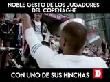 Noble gesto de los jugadores del Copenaghe con uno de sus hinchas.