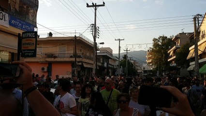 Μέρος της πορείας αποδοκιμάζει τα γραφεία της ΧΑ στο Μενίδι