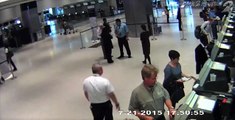 Passageiro da United Airlines de 71 anos sendo empurrado