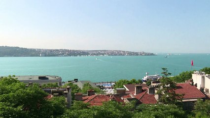Água turquesa na Turquia; lixo no mar libanês