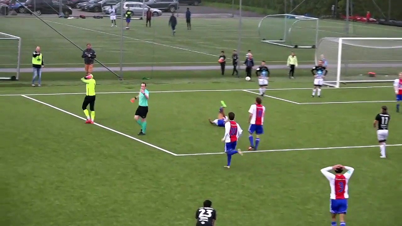 Un gardien de foot casse la jambe d’un des joueurs de l’équipe adverse