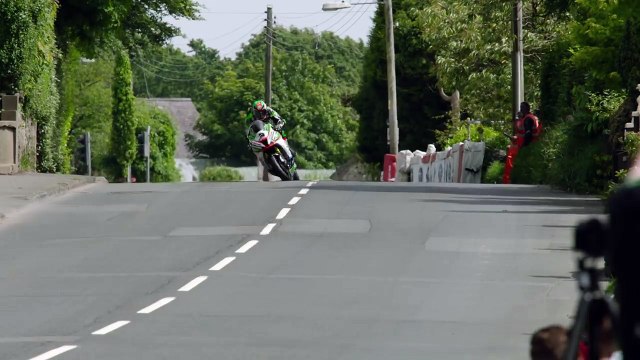 James Hillier évite une chute de justesse sur l'île de Man (TT 2017)