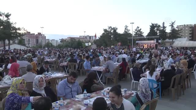Jandarma ve Vatandaş Aynı Iftarda