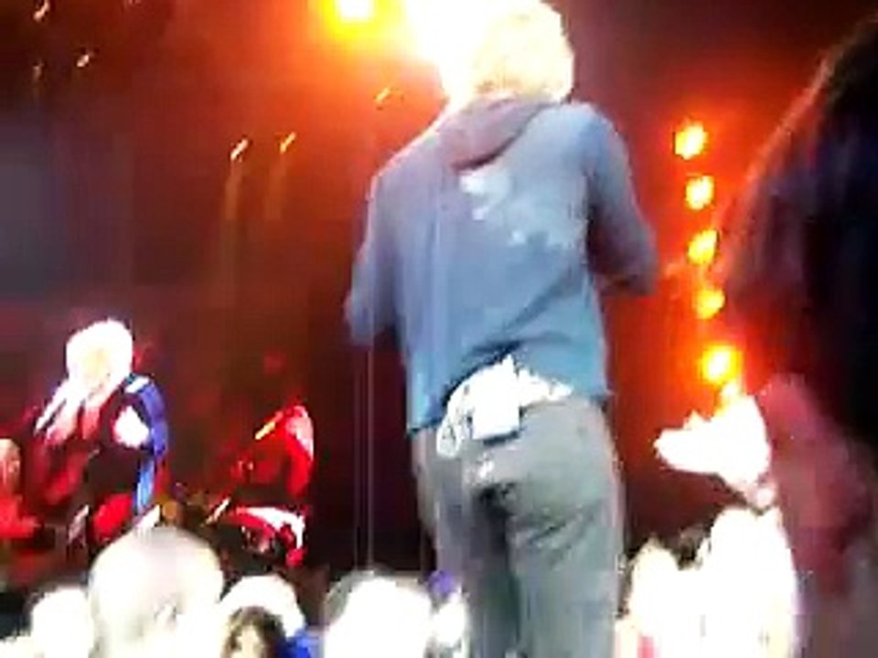 Bon Jovi - JON  KISS VIDEO