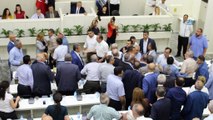 İzmir'de AK Partili ve CHP'li meclis üyeleri arasında arbede
