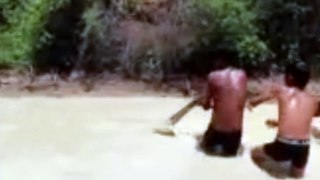 Ces enfants cambodgiens attrapent un anaconda dans une rivière