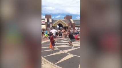 Mientras participaba en un show callejero se le cayó una pistola