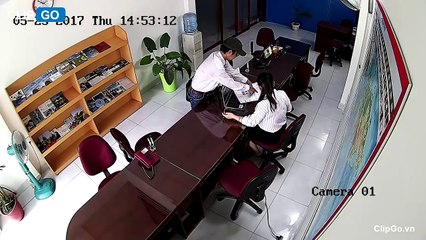 Người đàn ông dùng "ảo thuật" trộm điện thoại ngay trước mặt cô gái