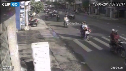 Dàn cảnh, ép xe để đồng bọn cướp giật giữa ban ngày