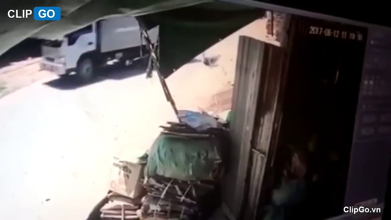 Hai vợ chồng lao thẳng vào gầm xe tải, văng xa vài mét rồi nằm bất động
