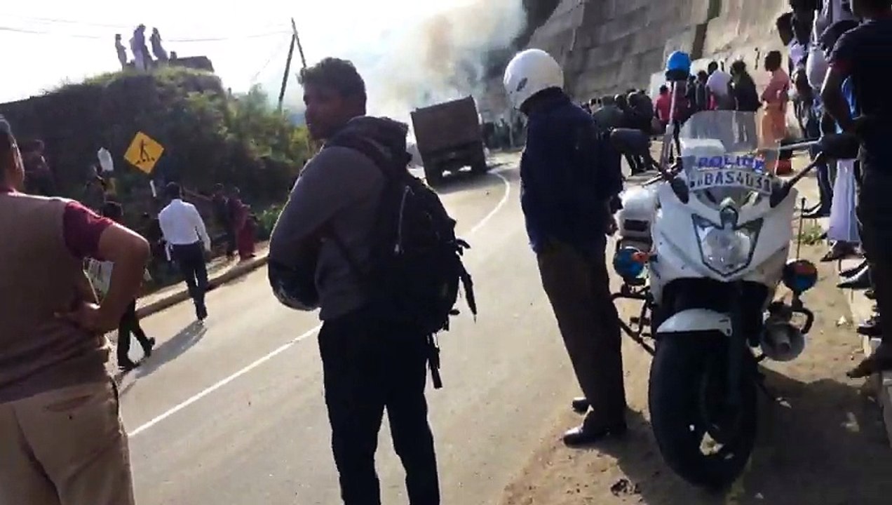 නානුඔය නගරයේදි පාසල් දැරියක් කහඉර මත කන්ටේනර් රථයක ගැටි මියයයි- කන්ටේනර් රථයට ප‍්‍රදේශවාසින් ගිණී තබයි