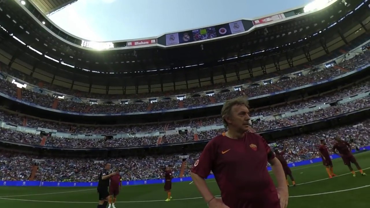 R0BERT0 CARL0S z kamerą na koszulce podczas meczu legend.