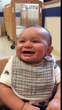 Ce bébé qui rit va faire votre journée... Trop mignon