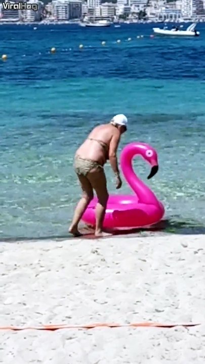 Cette mamie est en grosse galère avec sa bouée flamant rose... Ahaha la honte