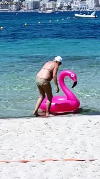 Cette mamie est en grosse galère avec sa bouée flamant rose... Ahaha la honte