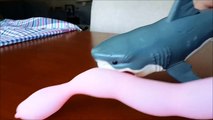 Shark toy plays attacks to baloon snakerwer234234