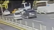 Trafikte Ölümüne Kavga Kamerada... Aynasını Kıran Motosikletliyi Bariyerle Sıkıştırdı