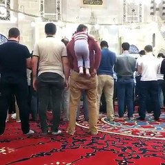 sale-et namaz kılarken çocuklarınız war sizle oynasın kızmayın sale-eti namazı sewdirin