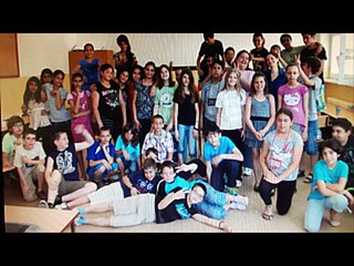 Preplakah nekoliko puta....apsolutno predivan projekat i ideja....hvala školi na savršenom ispraćaju maturanata.....