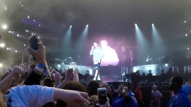 En plein concert, un fan de Justin Bieber lui jette une bouteille - Regardez