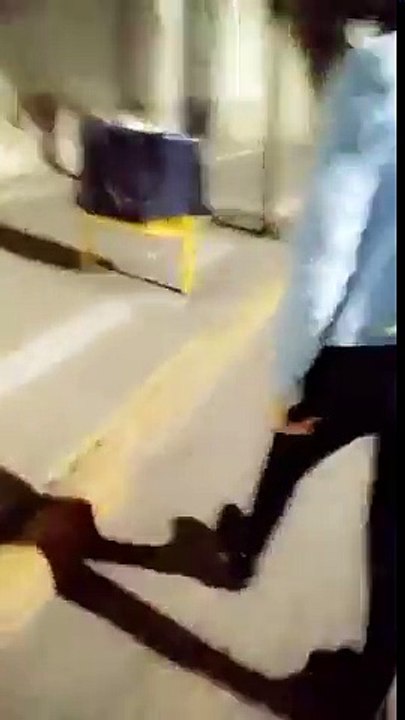 Çöpe yanlı oturan kız