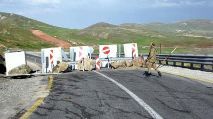 Eller Tetikte! Asker Tendürek'teki Uluslararası Yolu Kapattı