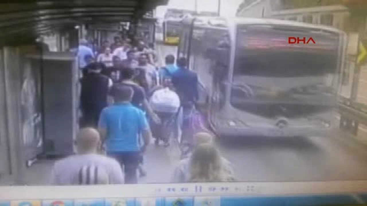 Metrobüs Yoluna Çıkan Küçük Kıza Metrobüsün Çarpma Anı Kamerada