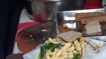Bun Xao Street Food - Nouilles sautées au oeufs rouleaux de pr
