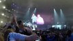 Justin Bieber évite une bouteille d'eau jetée par un fan en plein concert