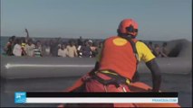 مهاجرون ينتظرون في ليبيا