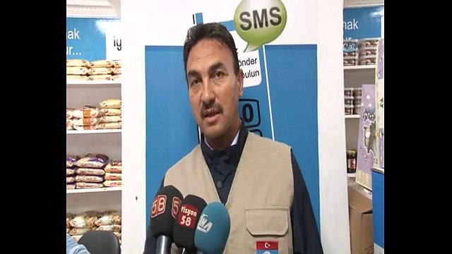 Kapı kapı dolaşıp iftar yemeği dağıtıyorlar