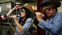 Personne ne reconnait Miley Cyrus et Jimmy Fallon qui chantent déguisés dans le métro de New York