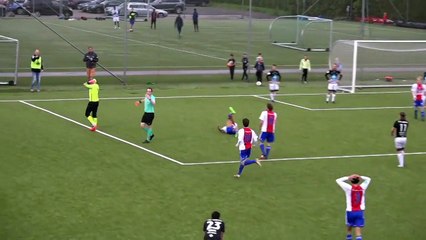 Un gardien de foot casse la jambe d'un adversaire lors d'une sortie hasardeuse