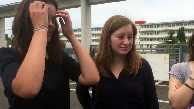 Des élèves en terminale STMG à Marguerite-de-Valois à la sortie de l'épreuve de philo (images A. Kerjean)