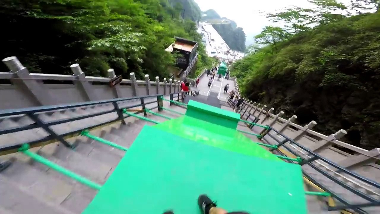 Jovem desce o maior curso de parkour do mundo