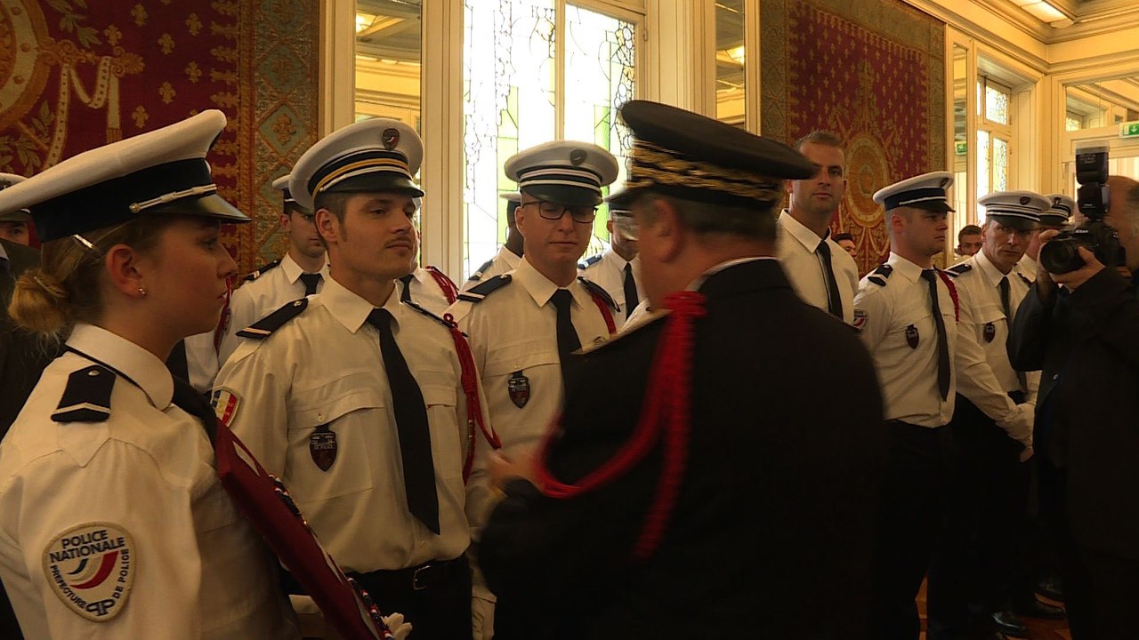 Médailles aux policiers après l'attentat aux Champs-Elysées