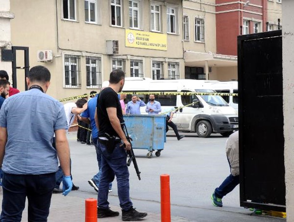 Öğrencilerin Gözü Önünde Okul Bahçesinde Çatışma: 3 Yaralı