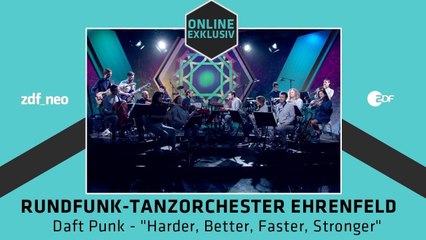 Un orchestre joue le morceau « Harder, Better, Faster, Stronger »