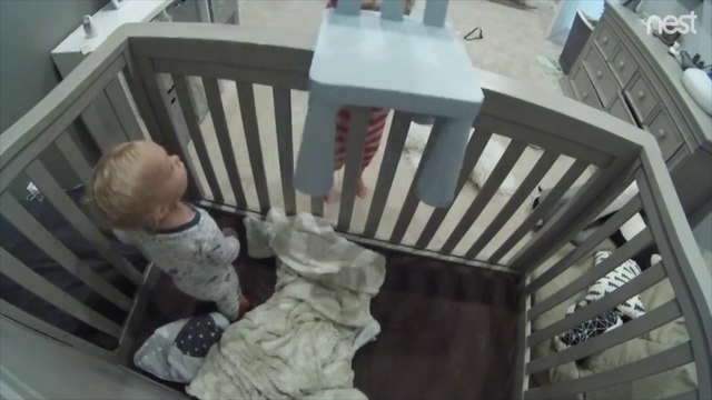 Quand ton grand frère vient t'aider à t'echapper de ton parc... Diabolique!