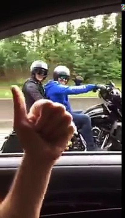 Accueil triomphant de Johnny Hallyday par les motard Belges