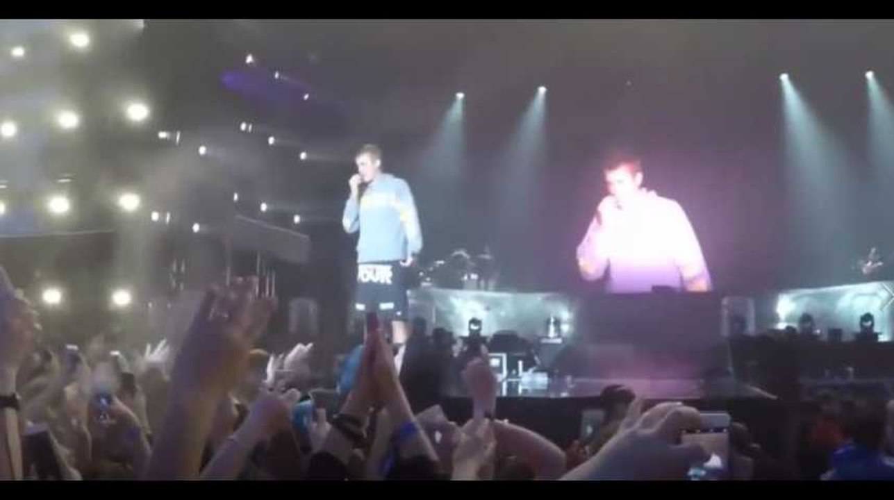 Justin Bieber : Un fan lui jette une bouteille d’eau au visage en plein concert (vidéo)