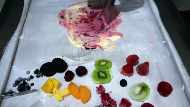 Thai scrambled cream is delicious Full of fresh fruits - ICE CREAM ROLLS