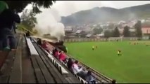 Un treno attraversa lo stadio durante la partita di calcio. Nessuno sembra preoccuparsene!