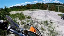 Il s'explose en motocross en escaladant une pente.. le mauvais !