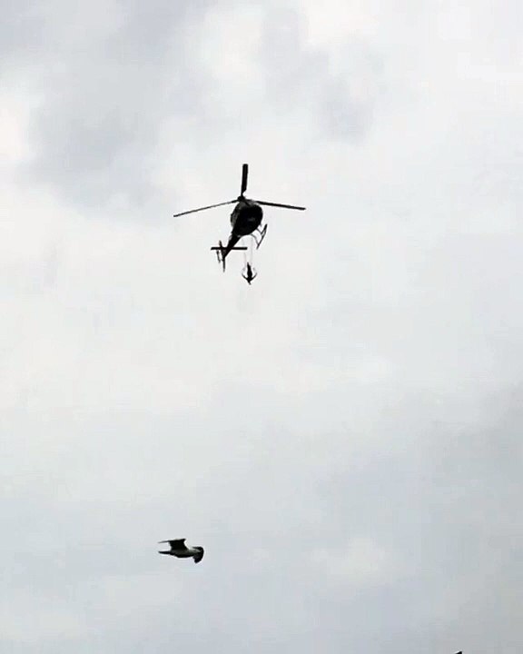 Une acrobate suspendue par la bouche au-dessus des chutes du Niagara